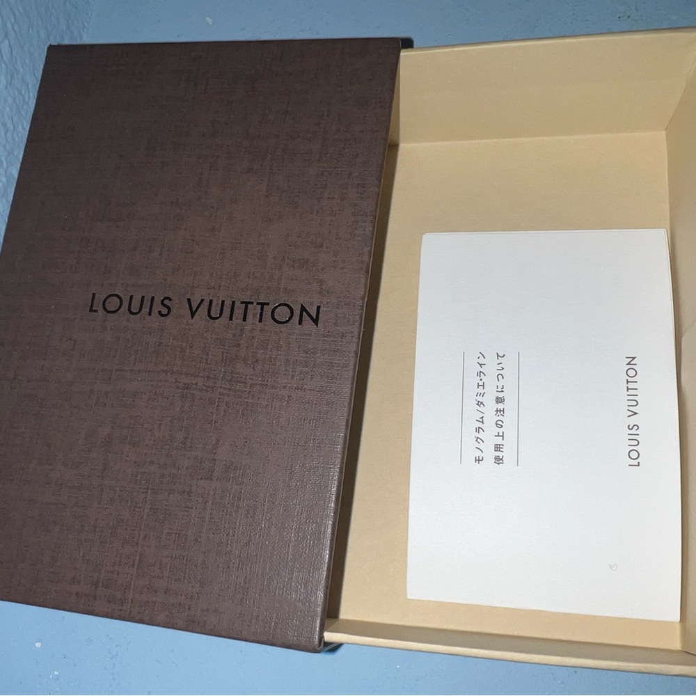 LV box with care tag🤎 5x4in. Perfect condition🤎